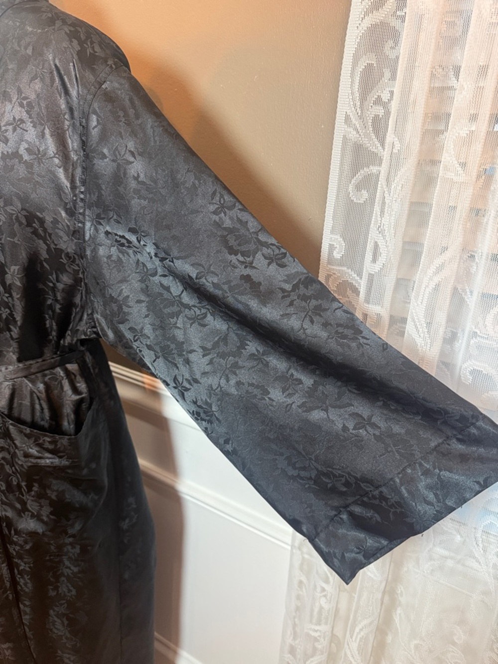 Vintage Victoria’s Secret Gold Label Satin Robe Black Floral M/L - Picture 6 of 11